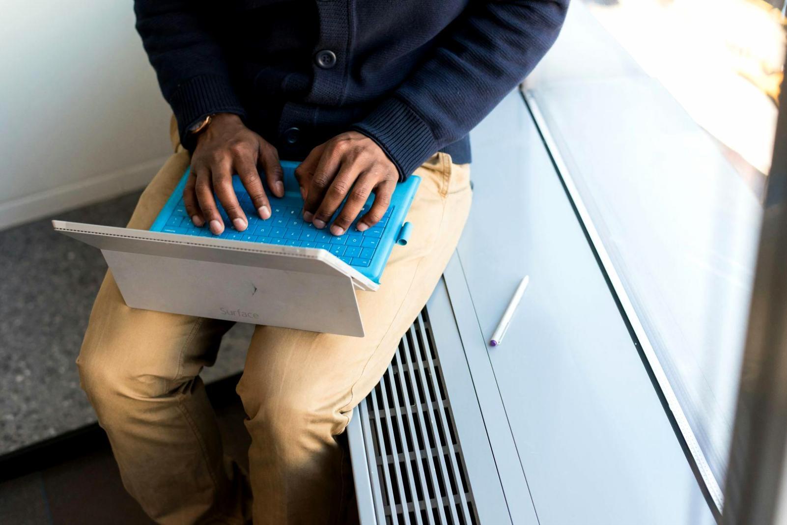 Bureau de travail avec documents financiers et ordinateur portable