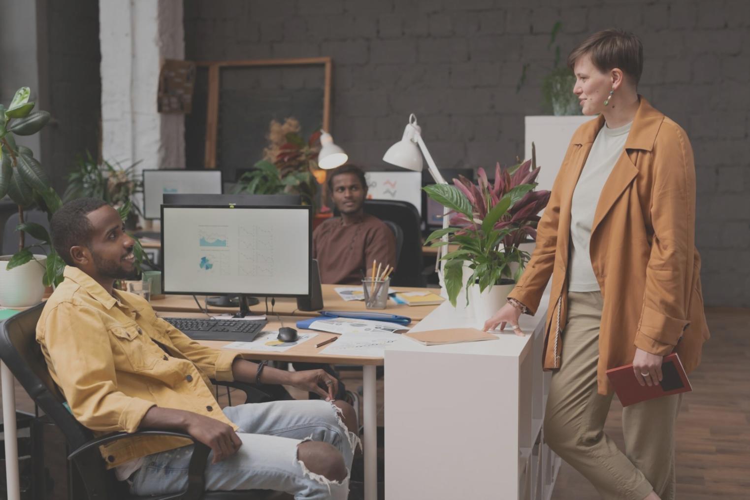 Personne travaillant sur des documents financiers avec concentration